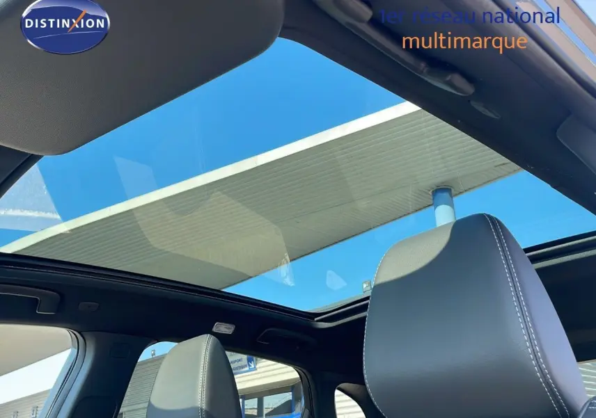 Toit panoramique ouvert montrant l'intérieur noir du Nissan Qashqai 2025 gris céramique métal avec toit noir.