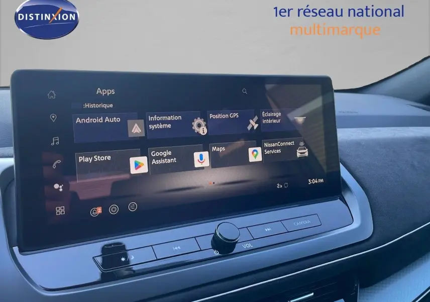 Écran tactile central affichant les applications du Nissan Qashqai 2025, intérieur moderne et épuré.