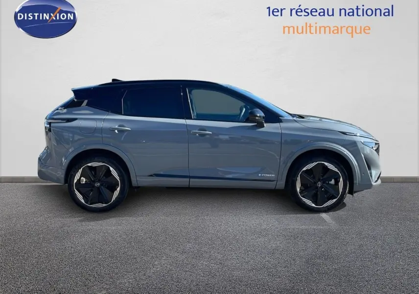 Profil droit du Nissan Qashqai 2025 gris céramique avec toit noir et jantes noires distinctives.