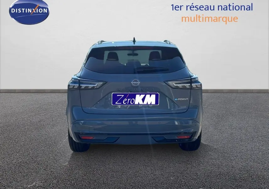 Vue arrière d'un Nissan Qashqai gris céramique avec toit noir, mettant en valeur son design moderne et ses feux LED.