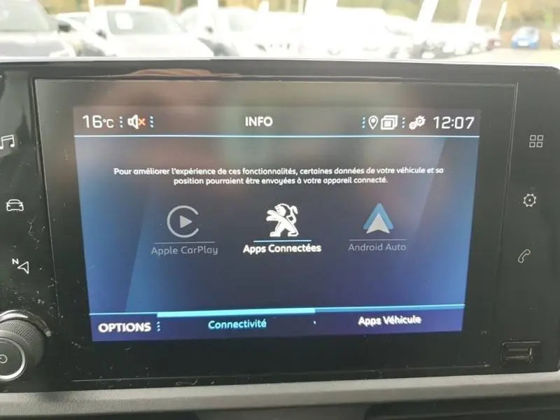 Écran tactile multimédia du Peugeot Partner 2019 affichant les options Apple CarPlay, Apps Connectées et Android Auto.