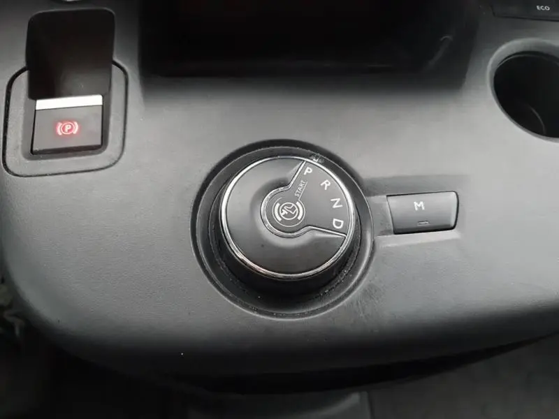 Gros plan sur la molette de boîte automatique et frein à main électronique du Peugeot Partner blanc de 2019.