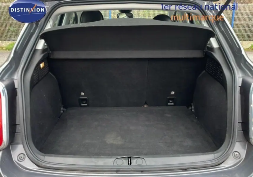 Coffre ouvert d'un FIAT 500X gris foncé, vue arrière montrant l'espace de chargement vide et la tablette cache-bagages.