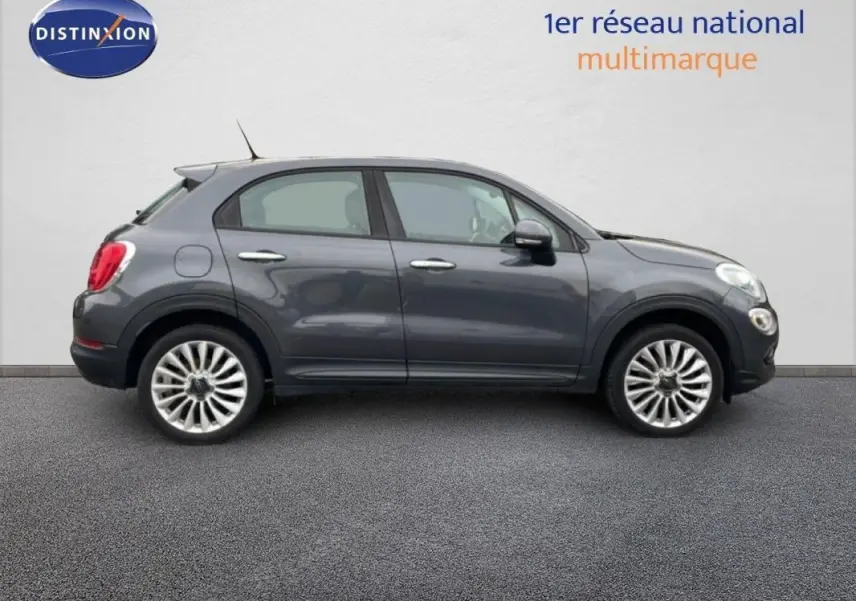 Profil droit d'un FIAT 500X gris foncé 2018 avec jantes alliage 18 pouces sur fond neutre.