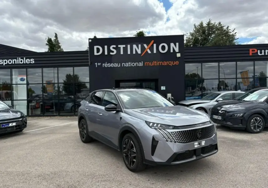 Peugeot 3008 gris Artense toit noir en 3/4 avant, calandre noire et jantes alliage noires devant concession Distinxion.