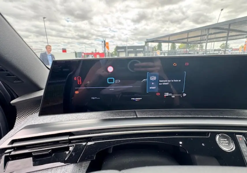 Tableau de bord numérique du Peugeot 3008 gris Artense, affichage multifonction et bouton Start visible.