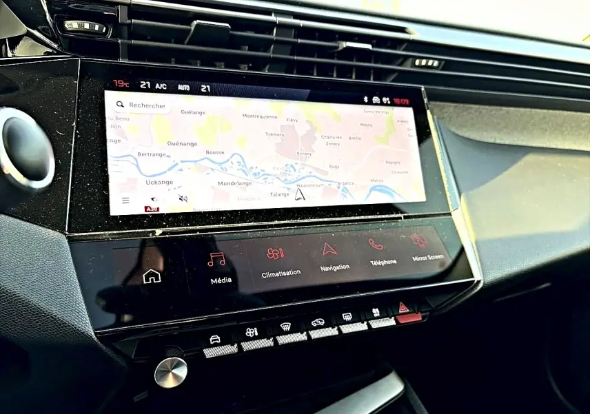 Vue rapprochée de la console centrale du Peugeot 408 Hybrid 145 allure 2025 avec écran tactile et commandes digitales.