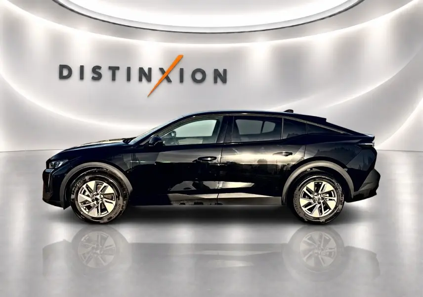 Profil côté gauche d'une Peugeot 408 Hybrid 145 allure e-dcs6 noire, avec jantes alu et vitres teintées, en studio.