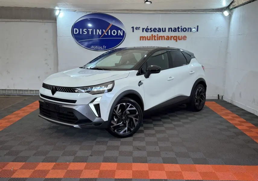 Renault Captur esprit Alpine blanc en 3/4 avant droit avec toit noir et jantes noires stylisées.