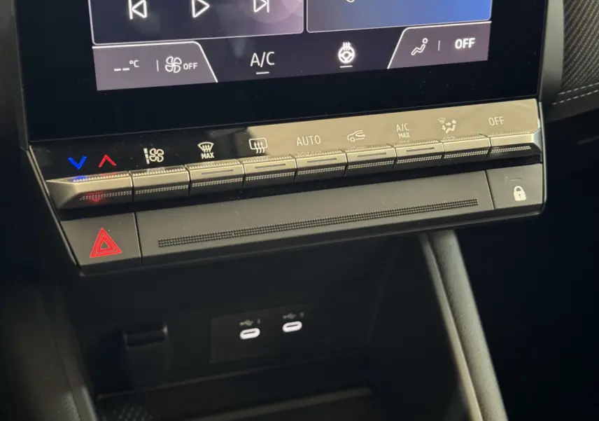Gros plan sur la console centrale tactile du Renault Captur Esprit Alpine E-Tech 2025 avec commandes climatisation et ports USB-C.