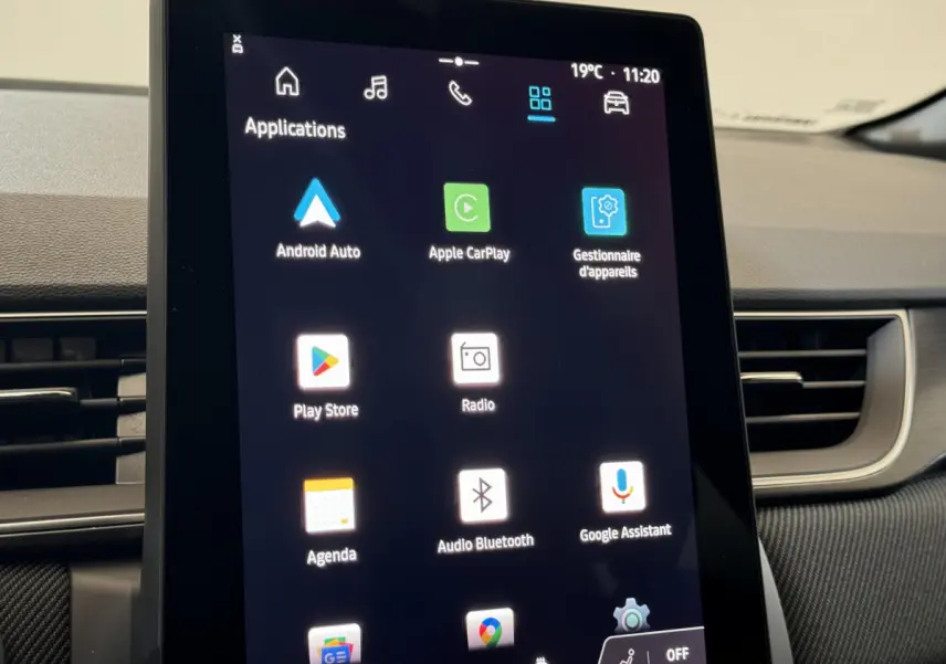 Écran tactile central du tableau de bord du Renault Captur blanc esprit Alpine 2025, affichant les applications connectées.
