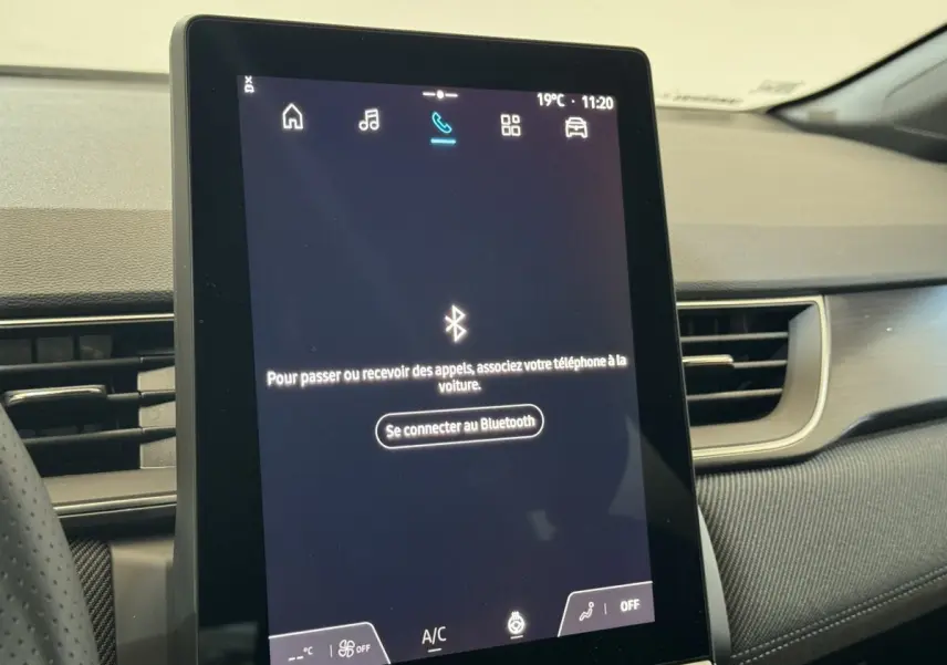 Écran tactile central vertical affichant la connexion Bluetooth dans l'habitacle du Renault Captur blanc 2025