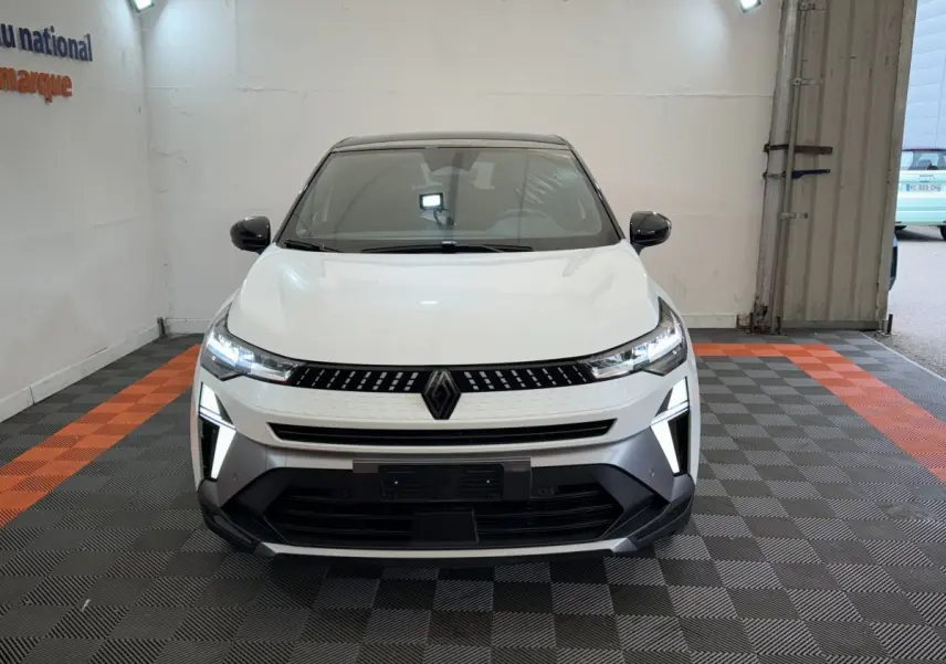 Vue de face du Renault Captur blanc esprit Alpine E-Tech 2025 avec feux LED et calandre noire distinctive.