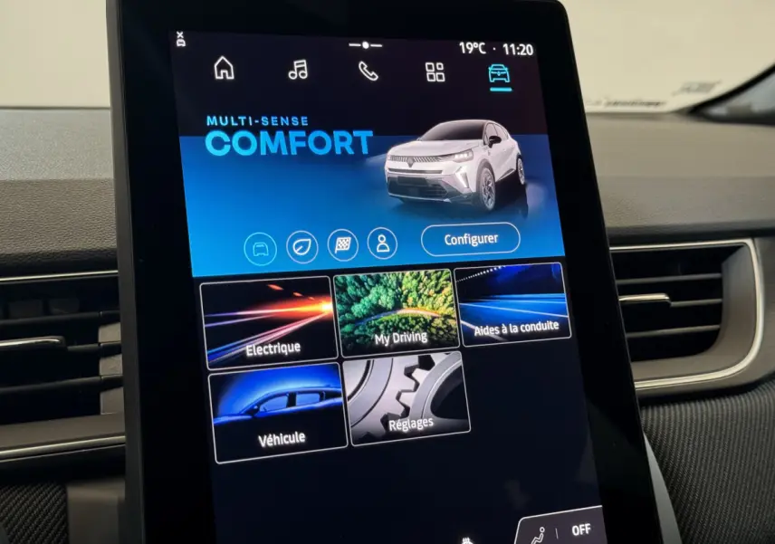 Écran tactile central du tableau de bord du Renault Captur blanc, affichant le mode de conduite Comfort.