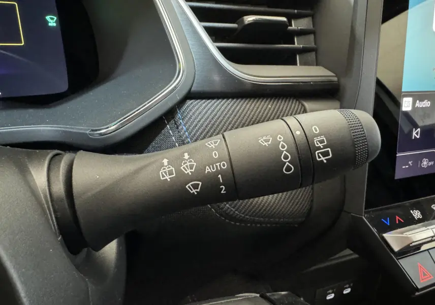 Gros plan sur la commande des essuie-glaces dans l'habitacle du Renault Captur blanc esprit Alpine E-Tech 2025.