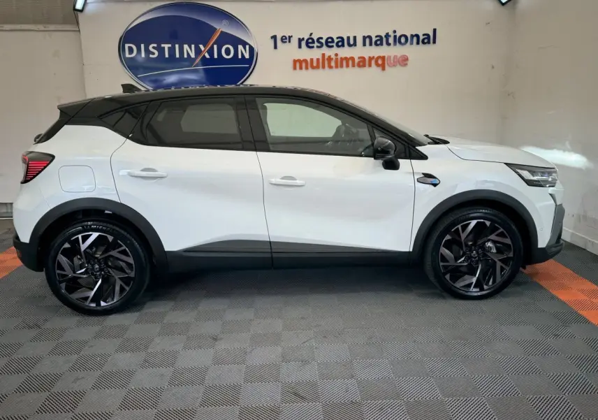 Profil côté gauche du Renault Captur blanc esprit Alpine E-Tech 145 hybride, avec toit noir et jantes noires stylisées.