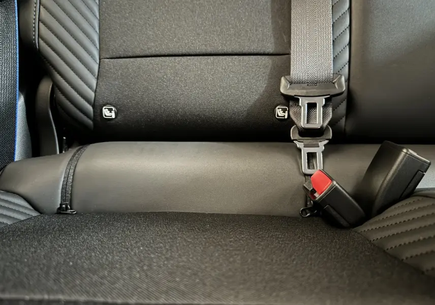 Gros plan sur la banquette arrière noire du Renault Captur avec ceintures de sécurité et ancrages Isofix visibles.