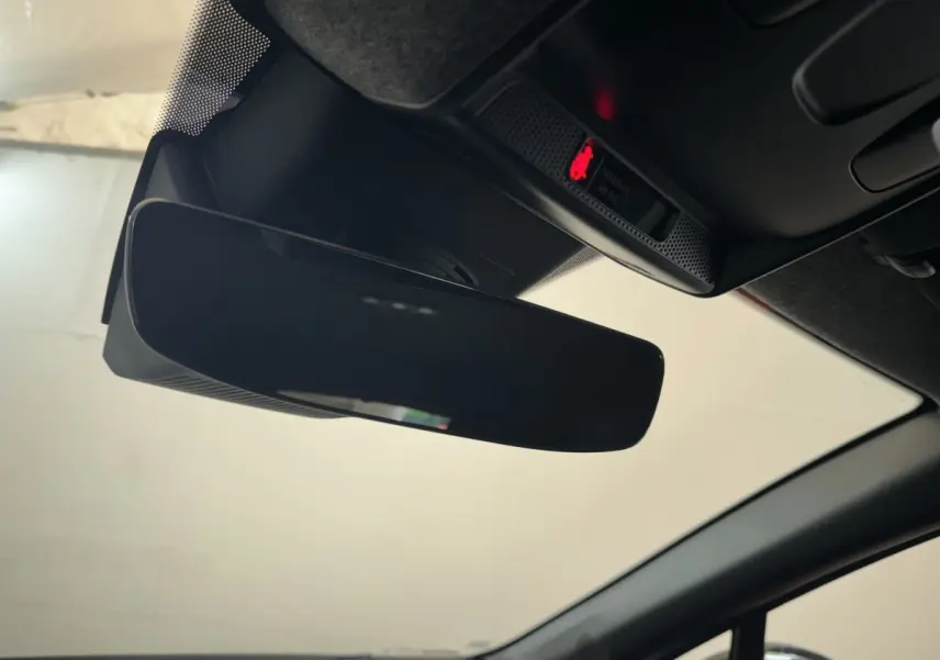 Rétroviseur intérieur noir avec indicateur de ceinture passager allumé dans Renault Captur blanc esprit Alpine E-Tech 2025