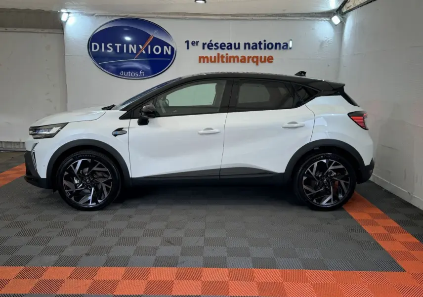 Profil droit d'un Renault Captur blanc esprit Alpine E-Tech 145 hybride, avec toit noir et jantes noires stylisées.