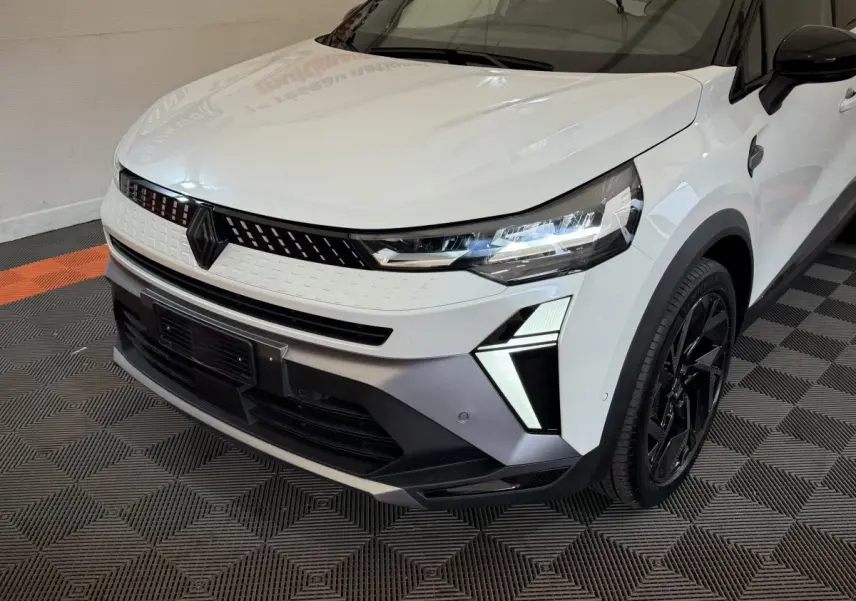 Vue 3/4 avant droit d'un Renault Captur blanc esprit Alpine E-Tech avec phares LED et jantes noires.