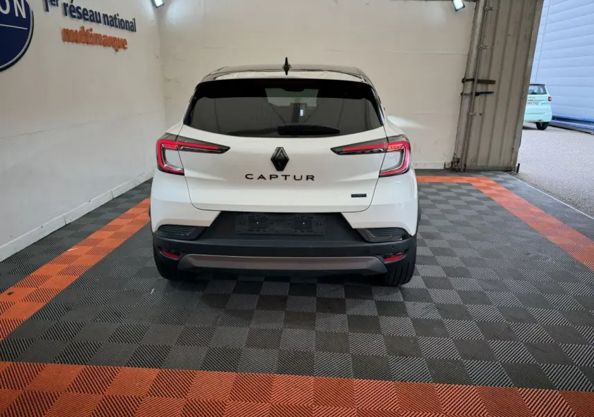 Vue arrière du Renault Captur blanc esprit Alpine E-Tech 2025, avec feux LED et logo bien visibles.