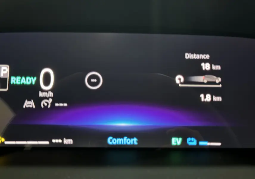 Affichage numérique 10,4 pouces du combiné d'instruments du Renault Captur hybride, mode confort et autonomie EV visible.
