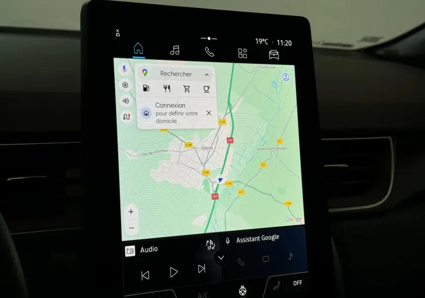 Écran tactile central affichant la navigation Google Maps dans l’habitacle sombre du Renault Captur blanc esprit Alpine E-Tech.