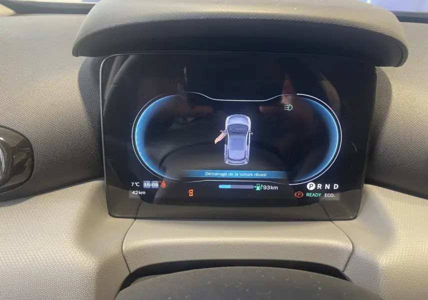 Affichage numérique du combiné d'instruments du Leapmotor T03 Luxury 2025 montrant l'état de démarrage et autonomie.