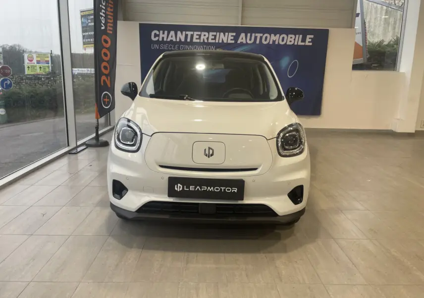 Vue de face du LEAPMOTOR T03 Luxury blanc électrique, avec phares LED et logo central sur fond lisse.