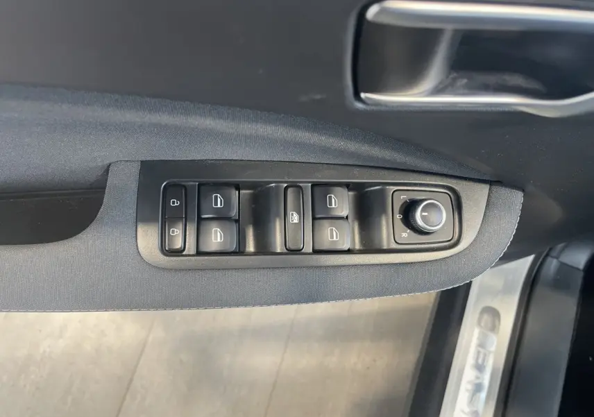 Gros plan sur les commandes de lève-vitres et rétroviseurs côté conducteur du LEAPMOTOR T03 blanc 2025 Luxury.