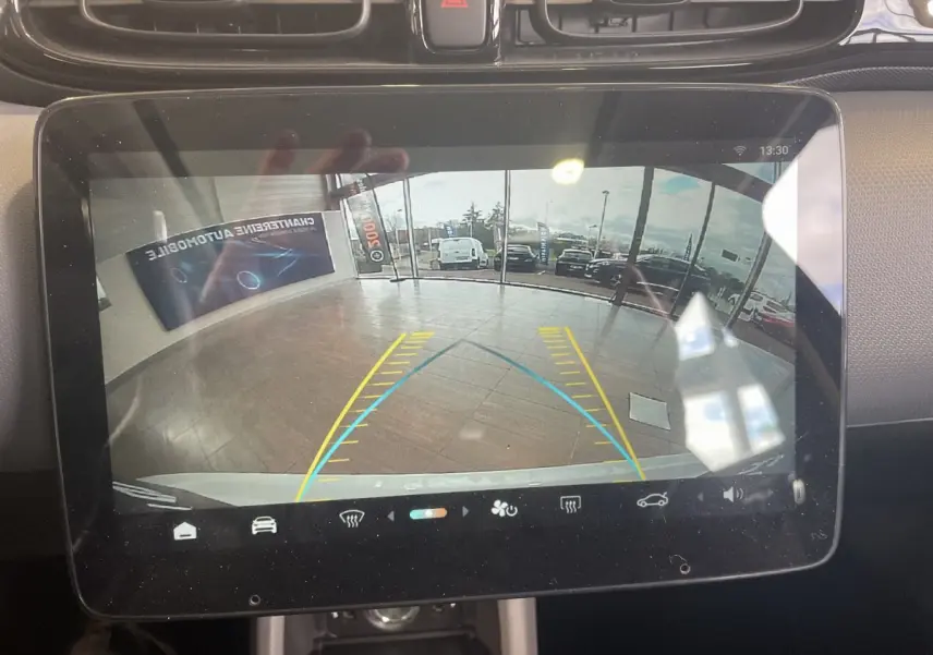 Écran tactile central du Leapmotor T03 Luxury blanc montrant la caméra de recul avec guidage de trajectoire.