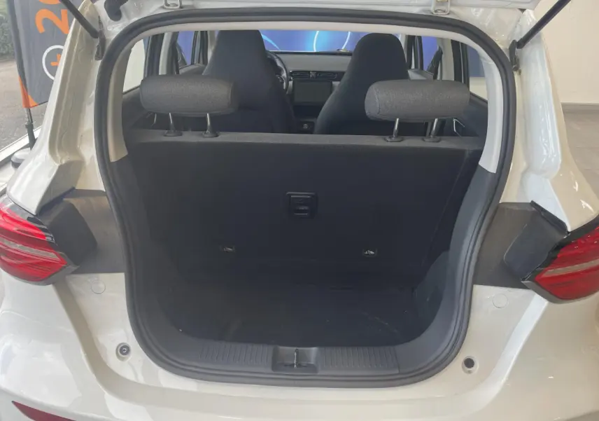 Vue arrière ouverte du coffre du LEAPMOTOR T03 Luxury blanc, montrant les sièges avant et l'intérieur épuré.