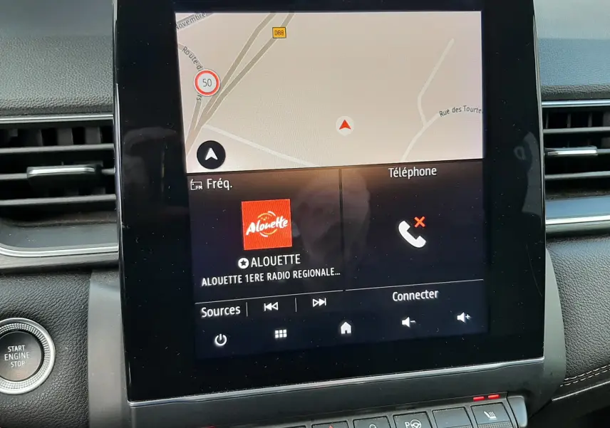 Écran tactile central du Renault Captur 2020 affichant la navigation, la radio Alouette et les commandes climatisation en intérieur noir.
