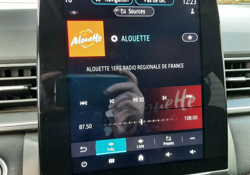 Écran tactile central du tableau de bord du Renault Captur 2020 affichant la radio Alouette et les commandes multimédia.