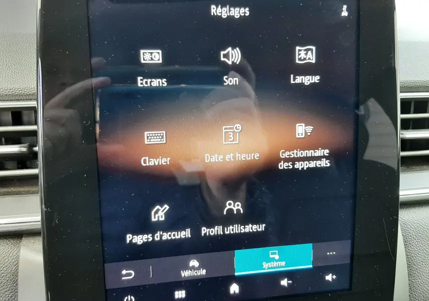 Écran tactile central du Renault Captur 2020 affichant le menu Réglages avec options son, langue et date, intérieur noir.