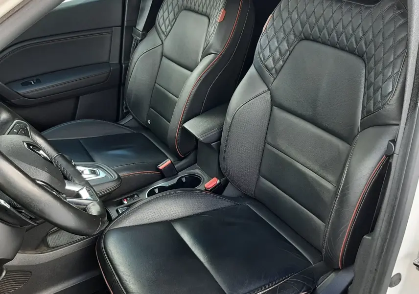 Vue intérieure côté conducteur du Renault Captur 1.3 TCE 130ch Initial Paris 2020, sièges cuir noir avec surpiqûres rouges.