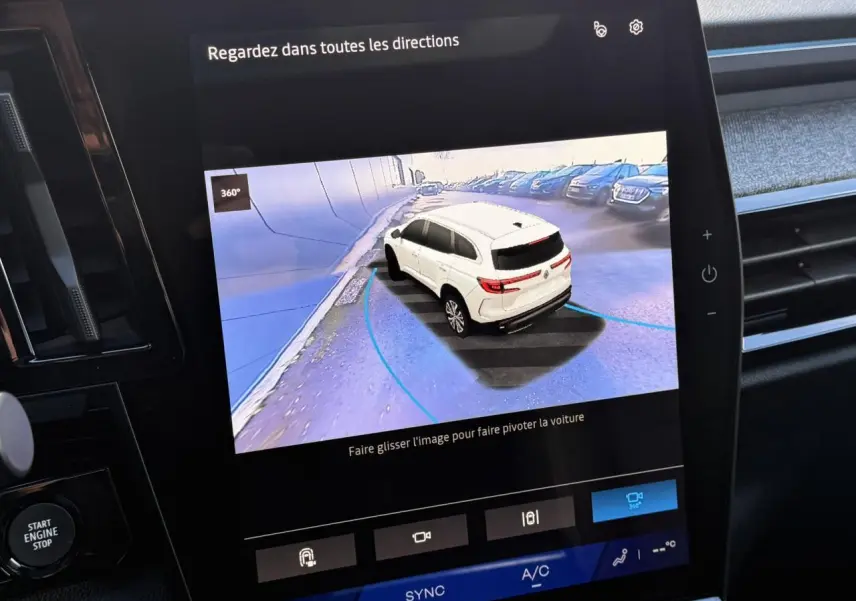 Écran tactile montrant la vue 360° d'un Renault Espace noir étoilé en recul dans un parking extérieur.