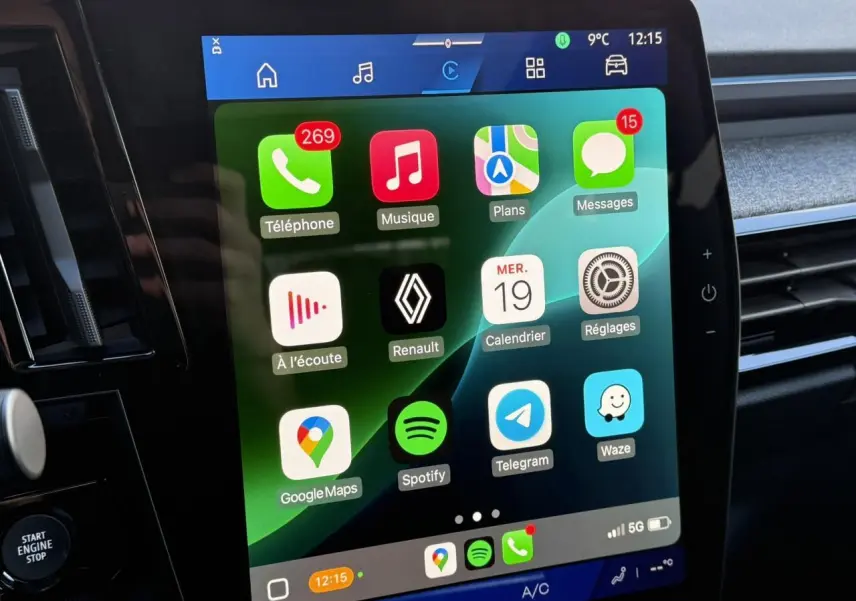 Écran tactile central du Renault Espace VI noir étoilé affichant Apple CarPlay avec applications de navigation et musique.