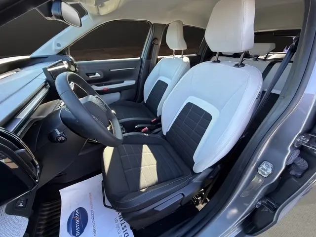Intérieur de la Citroën C3 Turbo 100 BVM6 MAX 2025, vue côté conducteur, sièges bicolores gris clair et noir.