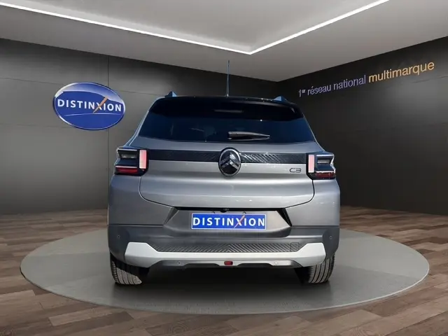 Vue arrière d'une Citroën C3 Turbo 100 BVM6 MAX gris foncé avec spoiler de coffre et feux LED distinctifs.