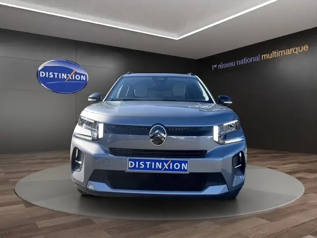Vue frontale d'une Citroën C3 Turbo 100 BVM6 MAX gris foncé avec feux LED et calandre distinctive en showroom.