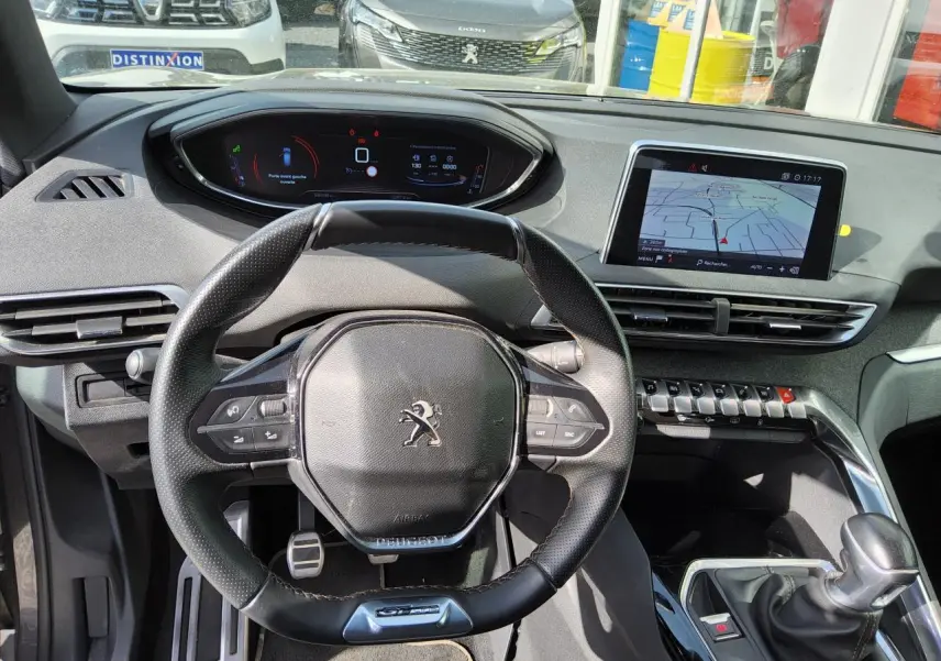 Intérieur Peugeot 3008 GT Line 2017, vue du poste de conduite avec volant cuir perforé et écran tactile central.