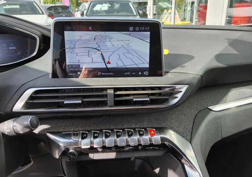 Tableau de bord du Peugeot 3008 GT Line 2017 avec écran tactile et commandes piano chromées visibles de face