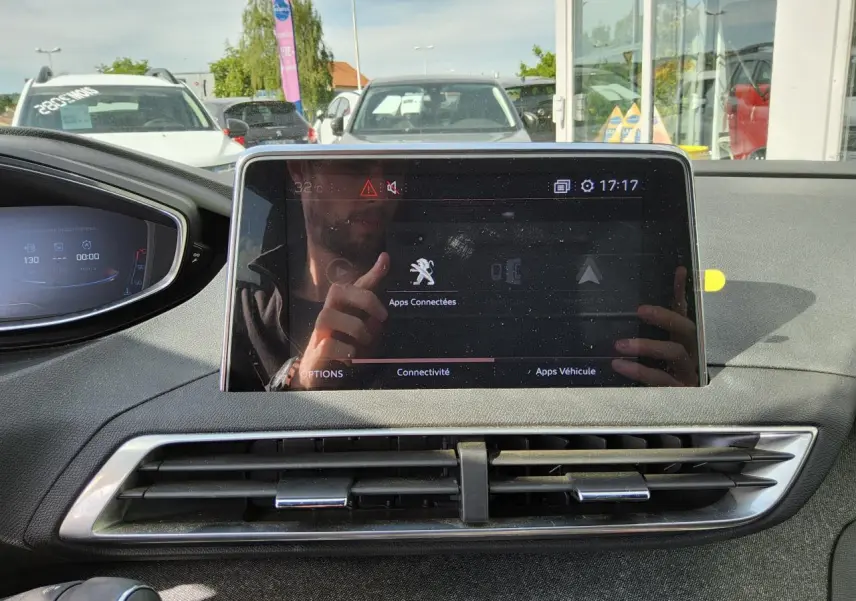 Écran tactile central du tableau de bord du Peugeot 3008 GT Line 2017 avec commandes et affichage des applications connectées.