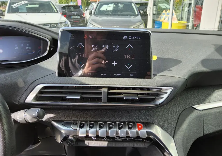 Vue intérieure du tableau de bord du Peugeot 3008 GT Line 2017 avec écran tactile et commandes chromées sur fond noir