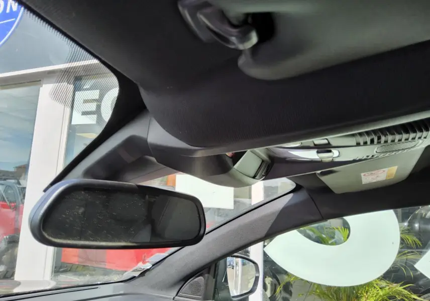 Vue intérieure côté conducteur du Peugeot 3008 gris métallisé, montrant le rétroviseur intérieur et le ciel de pavillon noir.