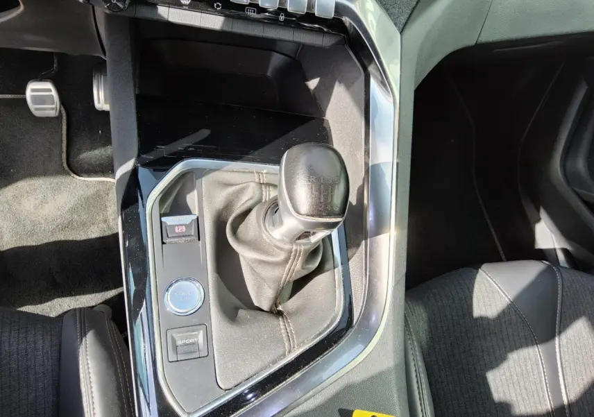 Vue rapprochée de la console centrale du Peugeot 3008 GT Line 2017, avec levier de vitesse manuel et bouton start.