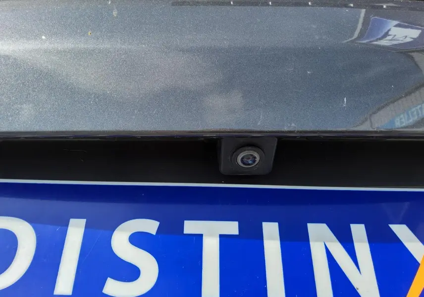 Gros plan sur la caméra de recul intégrée au hayon gris métallisé d'un Peugeot 3008 1.6 BlueHDi GT Line.