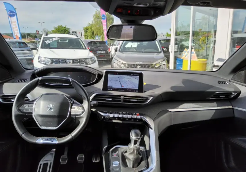 Intérieur Peugeot 3008 GT Line 2017, vue du poste de conduite avec volant compact et écran tactile central.