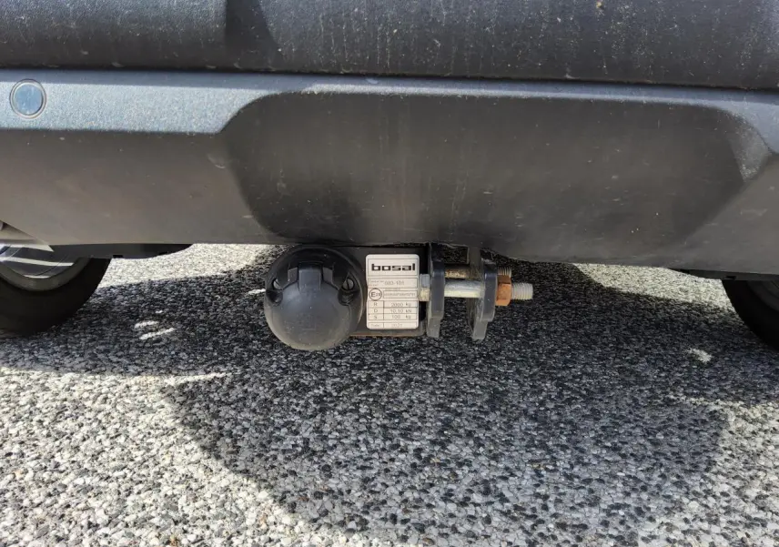 Gros plan sur l'attelage Bosal fixé sous le pare-choc arrière gris métallisé du Peugeot 3008 GT Line.